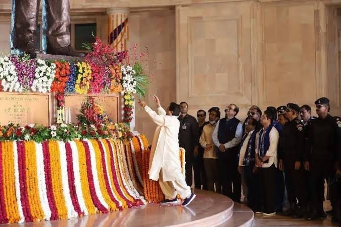 कांशीराम की 20वीं पुण्यतिथि पर लखनऊ में BSP का शक्ति प्रदर्शन, मायावती ने दी श्रद्धांजलि, साथ दिखे आकाश आनंद