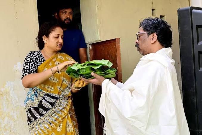 CM Hemant Soren ने पैतृक गांव नेमरा में किया मां Roopi Soren का दशकर्म, खुद परोसा श्रद्धा भोज
