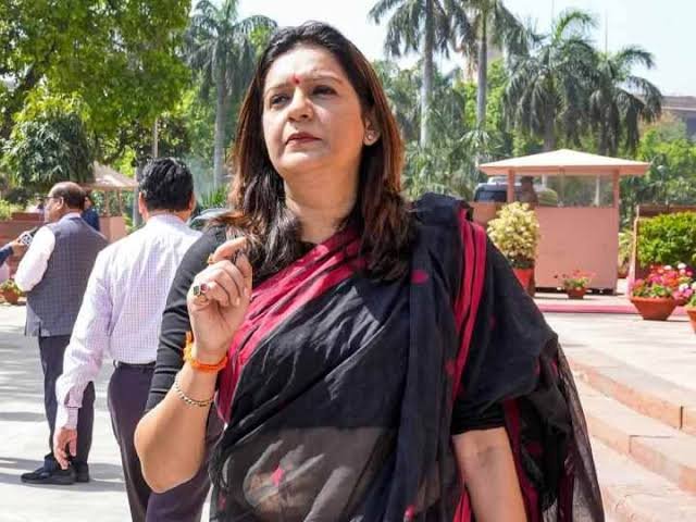 'यह अभिव्यक्ति की आजादी पर हमला, फोटो हटाना दुर्भाग्यपूर्ण' - बीकानेर हाउस में रेहान वाड्रा की प्रदर्शनी देखने पहुंचीं शिवसेना (UBT) नेता प्रियंका चतुर्वेदी, कांग्रेस छोड़कर गईं नेता ने किया समर्थन