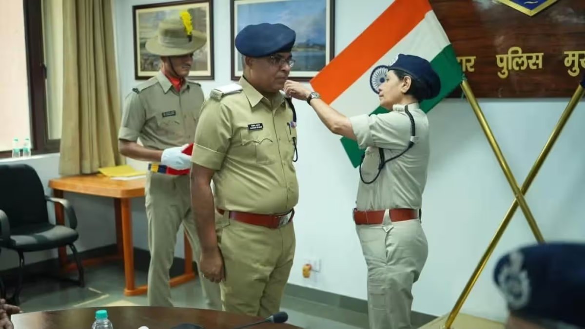 बिहार के 14 अफसर बने IPS, BPSC टॉपर राकेश कुमार को कार्यवाहक DGP प्रीता वर्मा ने पहनाया बैज, जानें कौन हैं ये चर्चित SDPO