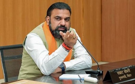 हाथ में लेदर शू लेकर चर्चा में आए CM सम्राट चौधरी, जानें कहां बना है ये खास जूता, 140 करोड़ में तैयार हुआ क्लस्टर