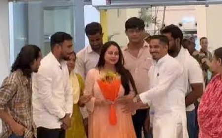 एक साल बाद पटना लौटीं रोहिणी आचार्य, लालू-राबड़ी लेने पहुंचे एयरपोर्ट, तेजस्वी नदारद - फिर उठे सवाल