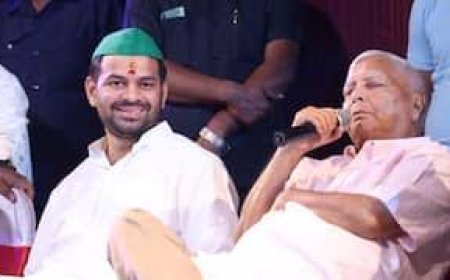  घर से निकाला, फिर दिल पसीजा - Lalu Yadav अब Tej Pratap के करीब, बेघर होने पर दी सरकारी बंगले की एनेक्सी, दुर्गा पूजा में साथ, क्या होगी RJD में वापसी?