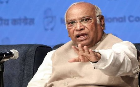  श्रीबाबू की 139वीं जयंती पर पटना पहुंचे खरगे, नीतीश कुमार पर छलका दर्द - बोले समाजवादी नेता ने RSS विचारधारा वालों से मिला लिया हाथ